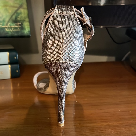 4. Mix No 6 Gold Heels, Size 8.5 - Picture 11 of 15